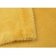 Manta plaid con tacto terciopelo, muy suave en color mostaza. Ideal para un sillón o para los pies de cama.