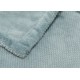 Manta plaid con tacto terciopelo, muy suave en color azul. Ideal para un sillón o para los pies de cama.