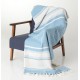 Manta muy suave al tacto, en color beige y azul. Ideal para tu sillón para un pie de cama. 100% algodón.