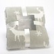 Manta plaid gris y blanca estampado renos y copos de nieve 130x170cm. Manta de sofá suave y cálida de invierno en color gris con